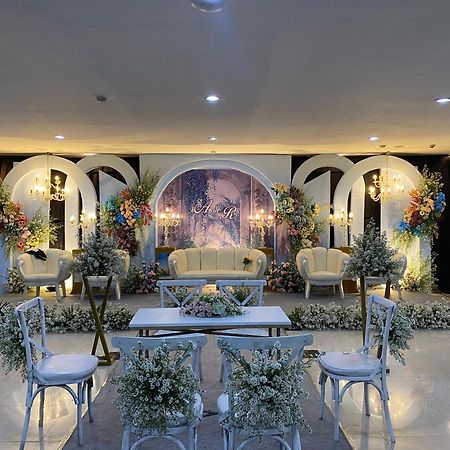 Utc Hotel Семаранг Екстериор снимка