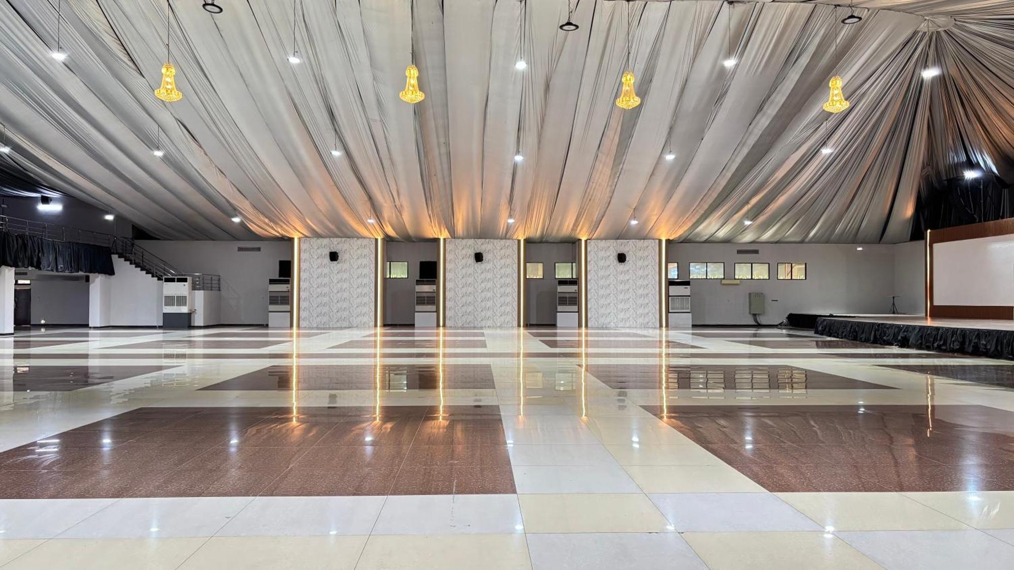 Utc Hotel Семаранг Екстериор снимка